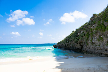 Fototapeta na wymiar 沖縄の海、宮古島のフォトスポット、砂山ビーチ