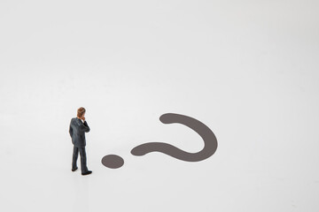 クエスチョンマークとビジネスマン