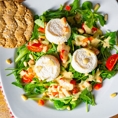 Rocket salad with goat cheese and honey dressing