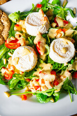 Rocket salad with goat cheese and honey dressing