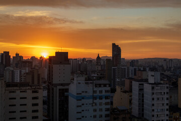 Pôr do sol no centro de São Paulo.