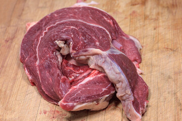 A fresh kilogram of raw beef was on the chopping board, ready to cook.