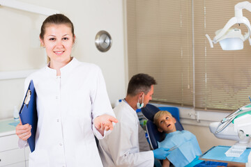 Obraz premium Medical assistant in uniform is meeting new client in dental clinic.