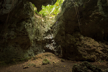 Obraz premium 沖縄 美ら島 宮古諸島 伊良部島のパワースポット 洞窟 ヌドクビアブ