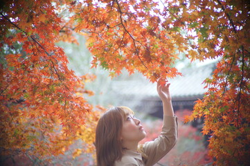 紅葉と女性