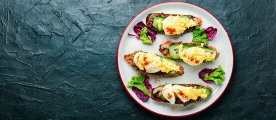 Breakfast with egg benedict
