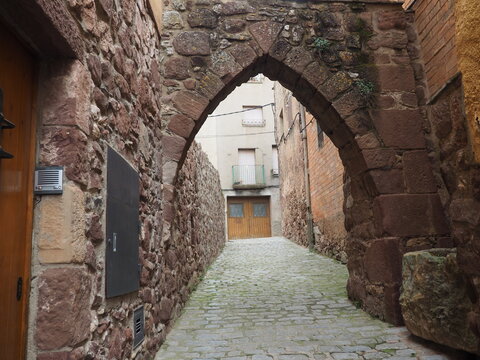 arco ojival dovelado de piedra marr&oacute;n, fue uno de los  arcos principales que permit&iacute;a la entrada a la villa medieval de prades, tarragona, espa&ntilde;a, europa