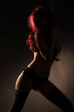Silhouette einer nackten Frau mit rotem Haar