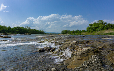 Fototapeta na wymiar 多摩川の流れ　春の景色　青空