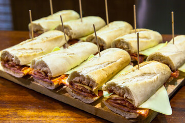 Pinchos expuestos en la barra de un céntrico bar de Bilbao.
