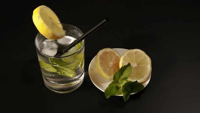 Bevanda fresca con limone, menta e ghiaccio
