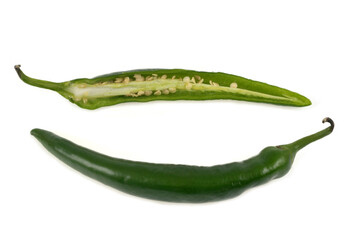 Piment vert entier et piment vert coupé sur fond blanc