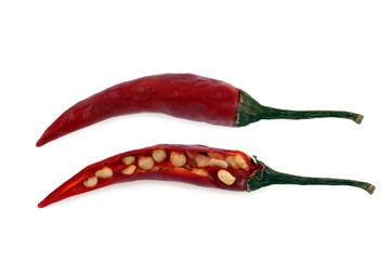 Piment rouge entier et piment rouge coupé sur fond blanc
