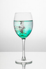 Farbe im Wasser gemalt