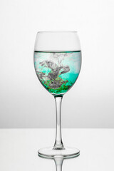 Farbe im Wasser gemalt
