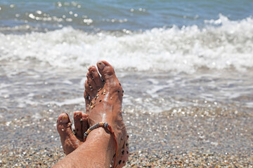 pies desnudos mojados sobre la arena de la playa piedras descanso almería 4M0A0610-as21