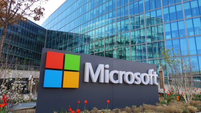 Entreprise Microsoft, enseigne et logo de la firme am&eacute;ricaine, c&eacute;l&egrave;bre marque de logiciel informatique, &agrave; l'entr&eacute;e du b&acirc;timent de son campus &agrave; Issy-les-Moulineaux, pr&egrave;s de Paris &ndash; avril 2021 (France)