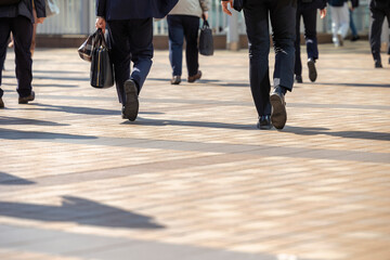 Obraz premium 通勤する男性の後ろ姿の足元