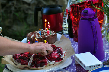 Die zwei Geburtstagstorten selbstgebacken: die Kerzen auf dem Kuchen werden entzündet. 