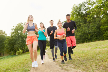 Gruppe junger Leute beim Jogging im Park
