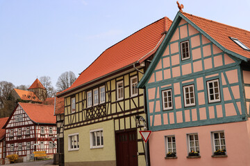 Fototapeta na wymiar Romantisches Fachwerkstädtchen Ummerstadt; Häuserzeile am Viehmarkt mit Bergkirche