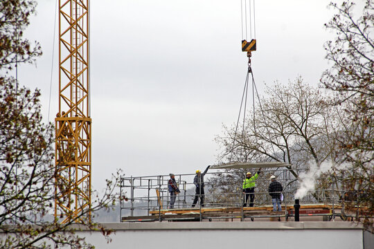 Baumaßnahme mit Baukran