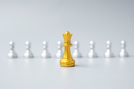 golden chess king pieces or leader businessman stand out of crowd people of silver men. leadership, business, team, teamwork and Human resource management concept