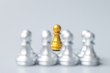 golden chess pawn pieces or leader businessman stand out of crowd people of silver men. leadership, business, team, teamwork and Human resource management concept