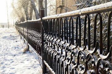 заснеженный забор