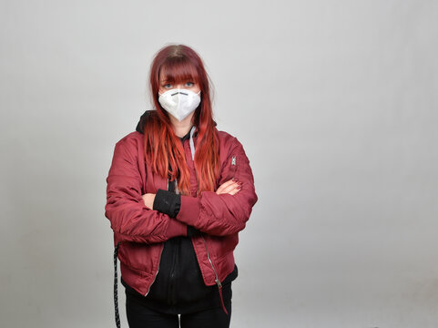 junge frau teen mit bomberjacke cool l&auml;ssig und corona hygiene maske fsp2