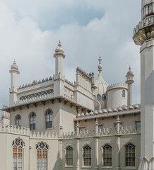 Fototapeta na wymiar Vistas al palacio real en Brighton, Inglaterra. La antigua residencia de verano de la familia real británica, con tendencias arquitectónicas indo chinas y góticas