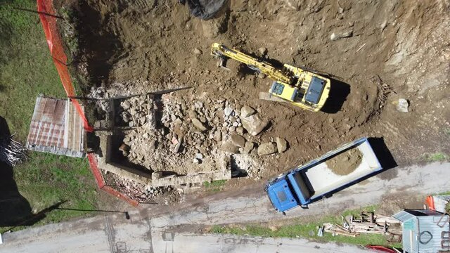 mezzi al lavoro ruspa scavo camion terra caricare 