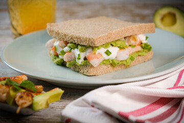 Sandwich de gamba y aguacates