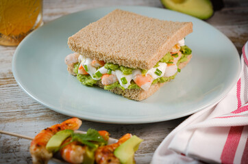 Sandwich de ganabas con aguacates en pan integral