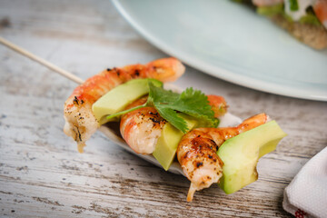 Brocheta de gambas y aguacate 