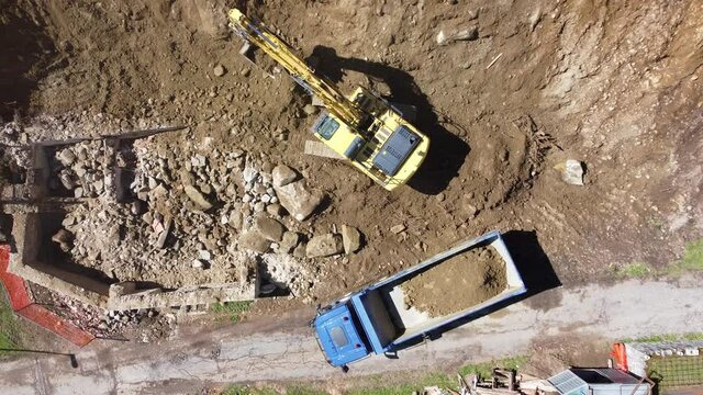 escavatore pala ruspa camion al lavoro scavo movimento terra