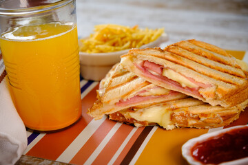 Sandwich de jamón y queso fundido