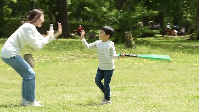 公園で野球をする親子
