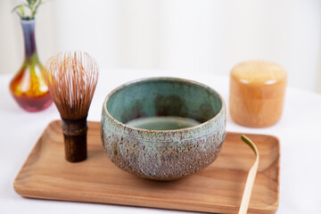 お湯に浸して柔らかくした茶筅と茶筒
