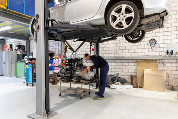 in autoreparaturwerkstatt motor und getriebe wechseln