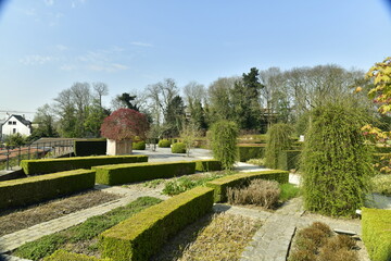 Le Jardin du Fleuriste aves ses haies et plantes vari&eacute;es &agrave; Laeken 
