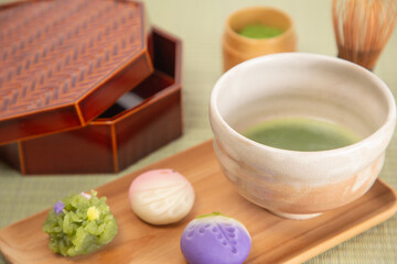 畳の部屋でいただく和菓子のイメージ