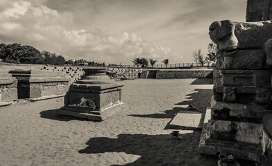 Obraz premium Very Ancient and Old Pictures Of Sea Shore temple is UNESCO's World Heritage Site located at Mamallapuram, or Mahabalipuram in Tamil Nadu, South India. Rare Collection Pictures