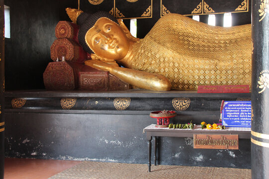 buddhist temple (wat chedi luang) in chiang mai in thailand 