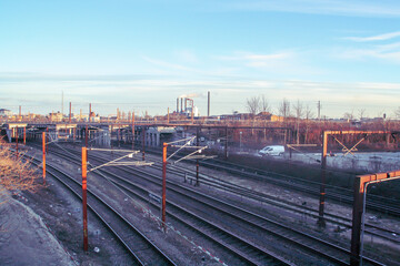 Fototapeta na wymiar Red ferroviaria e industria de Copenhague en un día claro de invierno. Distrito industrial en las afueras de la capital danesa.