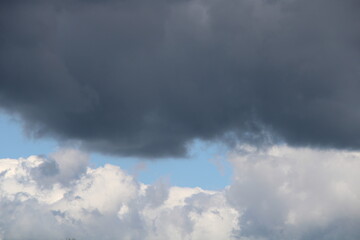 Wandern auf den Nordpfaden in Rotenburg Wümme nahe der Gemeinde Elm (Hiking in North-Western Germany) | Schönwetter und Sturmwolken (Fair weather and storm clouds)