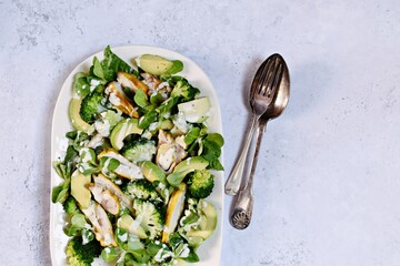 Chicken salad with green vegetables