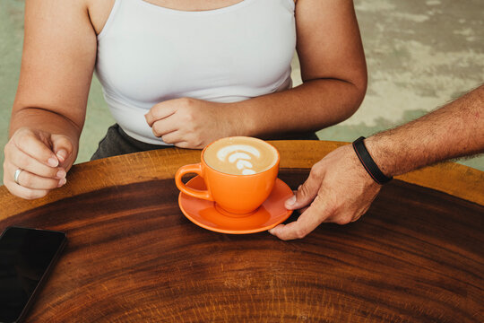 mesero sirviendo una taza con caf&eacute; expreso