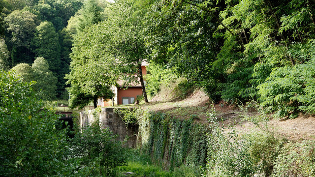 Schleuse mit Schleusenwärterhaus an der Schleusentreppe  und dem Schleusenwärterpfad Arzviller, Teil des Canal de la Marne au Rhin