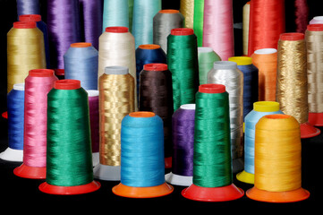 bobinas de fios coloridos para bordado.
